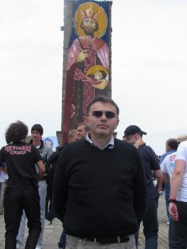 Slobodan_Eric_na_Kosovu_kod_spomenika_junacima_Kosovske_bitke.jpg